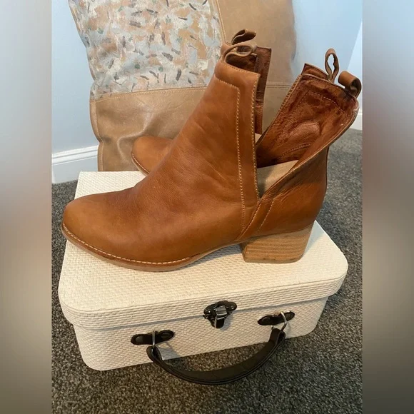 NWOT tan leather ankle boots by Jeffery Campbell - Picture 7 of 9